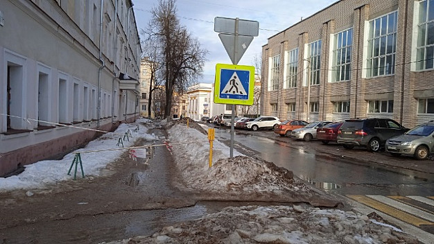 Ивановцы вынуждены идти по глыбам льда рядом со зданием сельхозакадемии
